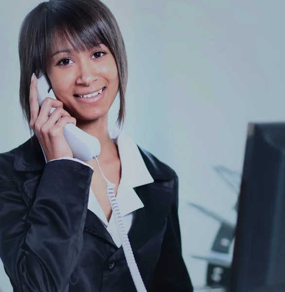 Femme d'affaires travaillant dans le bureau — Photo