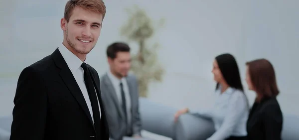 Uomo d'affari di successo in piedi con il suo personale in background a — Foto Stock