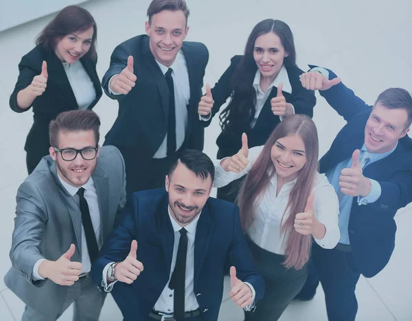 Visão superior dos executivos sorrindo e apontando — Fotografia de Stock