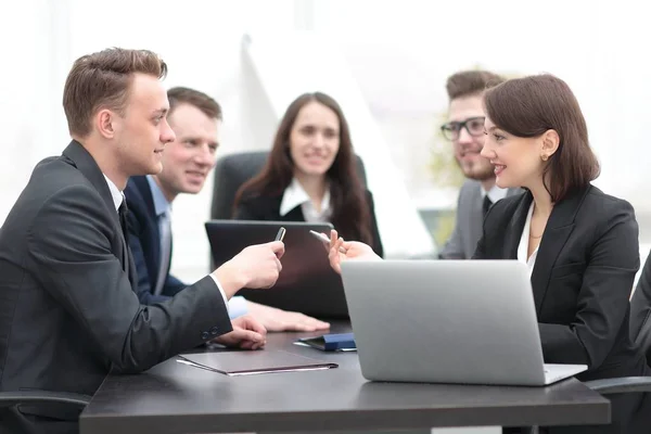 Team di lavoro tiene un brainstorming — Foto Stock