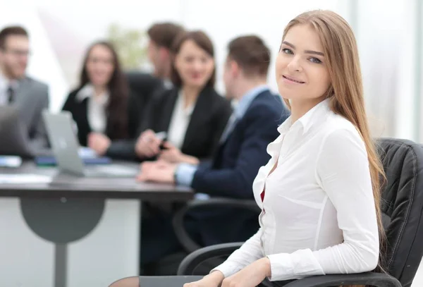 Porträtt av ung kvinnlig kontorsarbetare — Stockfoto