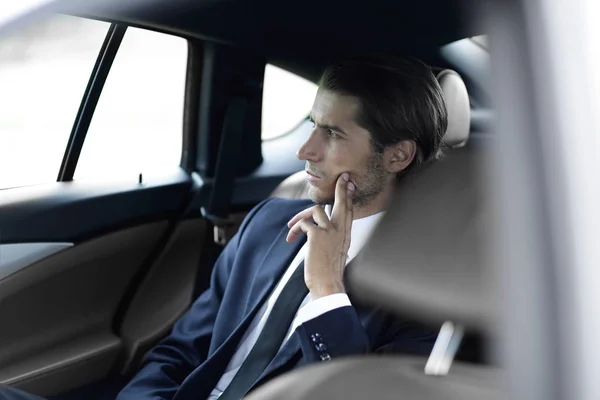 Empresário sério sentado no carro — Fotografia de Stock