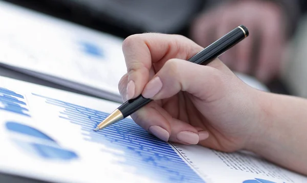 Closeup.colleagues discussing marketing charts — Stock Photo, Image