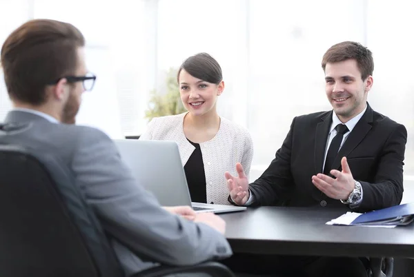 Les employés communiquent avec le client au bureau — Photo