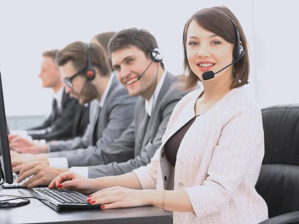 Representante de atendimento ao cliente feminino e colegas no call center — Fotografia de Stock