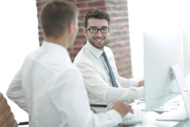 Ofis çalışanları iş üstünde bilgisayar