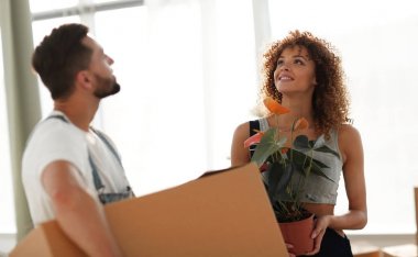 Karı koca şeyler kutularıyla yeni bir daireye getirin