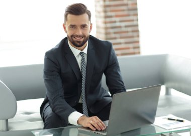 İşadamı kanepede oturan belgelerle çalışma.