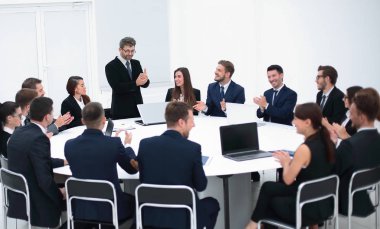 İş adamı müzakerelerde bir öneri üzerine konuşuyor.