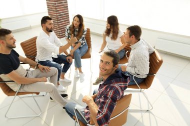 yaratıcı ekibi başparmak gösterilmesini
