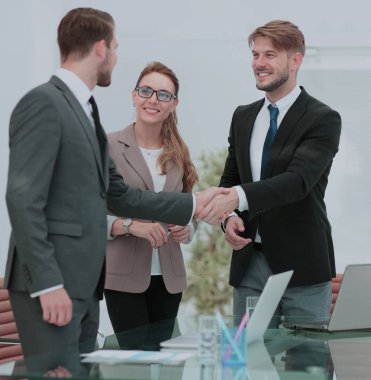 Eller iş adamları sallayarak gülümseyen mutlu sonra bir anlaşma içinde Okçuoğlu