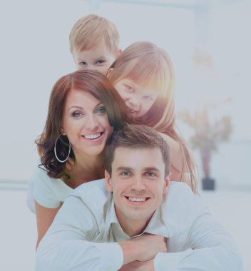 Gülümseyen mutlu ailenin piramidi