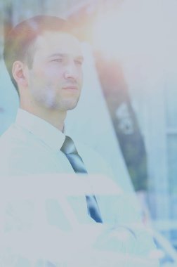 İş adamı pencereden bakıyor