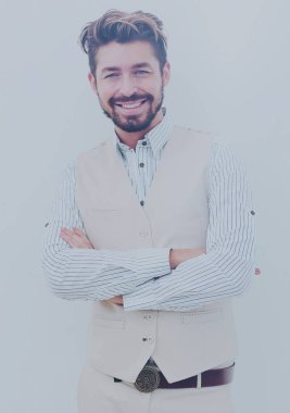 Hafif şık elbiseli yakışıklı adam