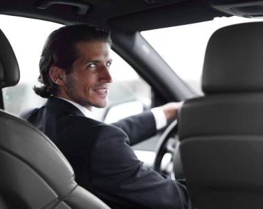 Adam direksiyonda oturuyor.