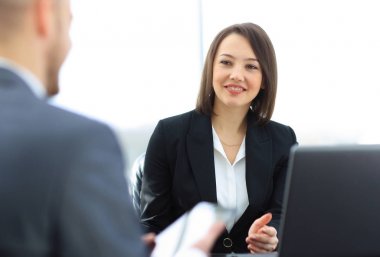 Ofiste masada birlikte çalışan iş adamları