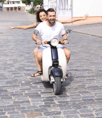 mutlu genç bir çift bir scooter üzerinde eğleniyor