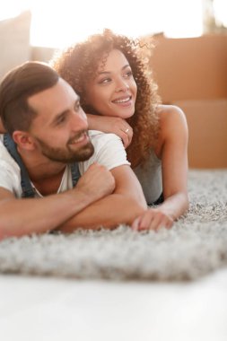 Mutlu çift arka plan bulanık halıya yatan