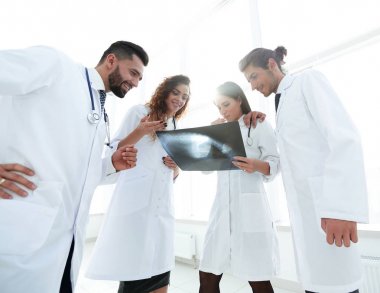 Doktor Röntgen tartışırken grup