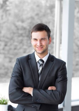 office penceresinde yakın duran başarılı iş adamı.