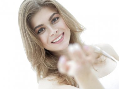 Hafif makyajlı gülümseyen genç bir kadının yakın plan portresi..