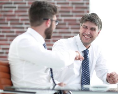 İş arkadaşları başarı işareti olarak el sallamak