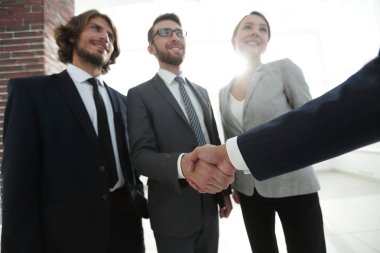 Yatırımcı ile el sıkışan iş lider