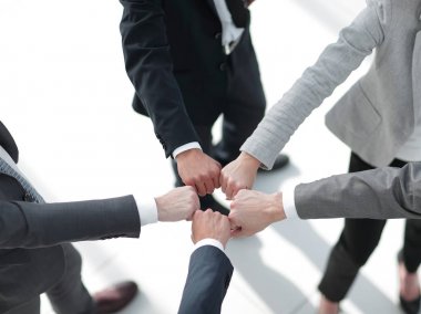 Gençler birlikte ellerini koyarak