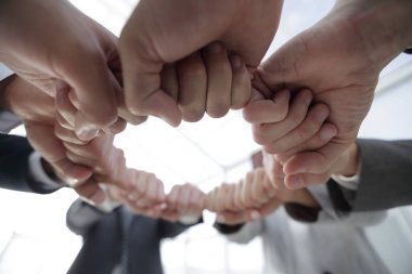 Bir grup insan el ele verdi.