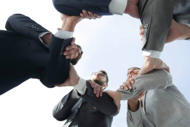 İş adamları el ele tutuşuyor.