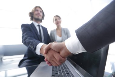 Eller yakın çekim sallayarak iki güven işadamı