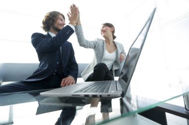 açık ofis arka üstünde laptop