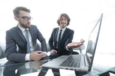 İki işadamları bir proje üzerinde birlikte çalışma