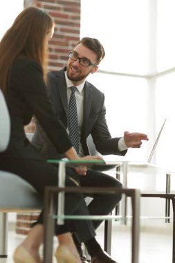 Coworking, yeni başlangıç fikir gösteren yaratıcı Yöneticisi