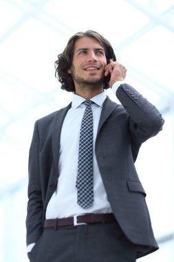 Mobil .isolated beyaz üzerine konuşurken işadamı.