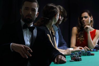 casino poker oyununda üzerinden seyir puro olan adam