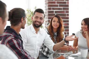 yaratıcı ekibi tartışırken, yakın çekim