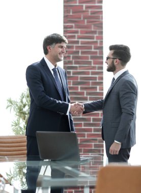 ofis koridorunda duran el sıkışan işadamları