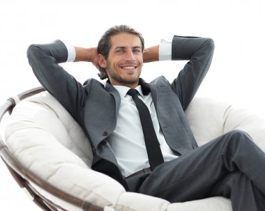 büyük bir rahat sandalyede oturan başarılı iş adamı