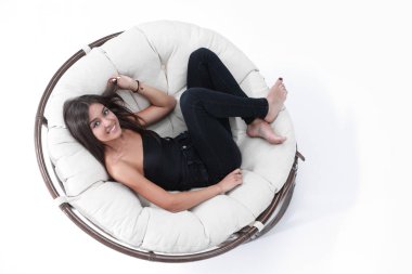 genç kadın büyük rahat koltukta dinleniyor