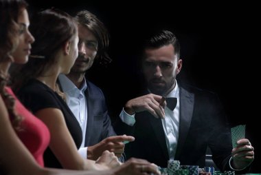 Üst sınıf arkadaşlar kumarhanede kumar oynuyorlar.