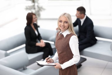 modern ofis lobide duran genç kadın Yardımcısı .