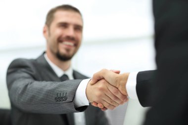 tatlı .handshake bir masa üzerine iş ortakları