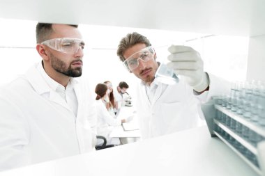 portre. bilim adamı ve cam tüp çözümde eğitim asistanı