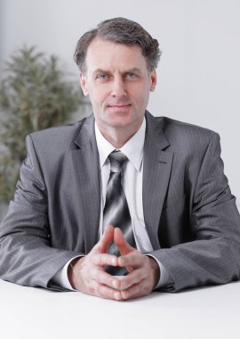 Masada oturan işadamı portresi