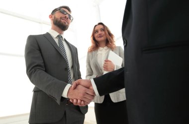 İş adamı tokalaşmasını toplantı odasında kapatın.