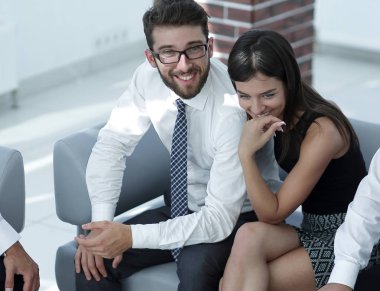 çalışanların ofis lobisinde oturan.