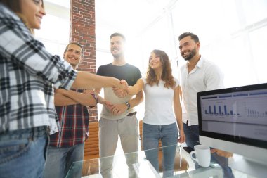 el sıkışma genç tasarımcı ve istemci