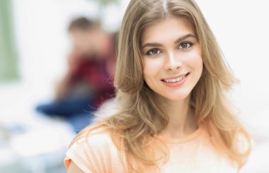 başarılı öğrenci kızlar arka planda sınıf