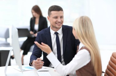 İş yerinde bir meslektaşı ile konuşurken Yöneticisi
